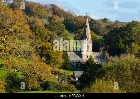 Monkton wyld, Dorset, Großbritannien. 27. Oktober 2017. Der britische Wetter. Ein herbstlicher Blick auf die Kirche von Bäumen im Herbst Farben im Dorf Monkton wyld umgeben, in der Nähe von Lyme Regis in Dorset an einem warmen, sonnigen Morgen. Foto: Graham Jagd-/alamy leben Nachrichten Stockfoto