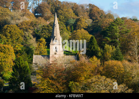 Monkton wyld, Dorset, Großbritannien. 27. Oktober 2017. Der britische Wetter. Ein herbstlicher Blick auf die Kirche von Bäumen im Herbst Farben im Dorf Monkton wyld umgeben, in der Nähe von Lyme Regis in Dorset an einem warmen, sonnigen Morgen. Foto: Graham Jagd-/alamy leben Nachrichten Stockfoto