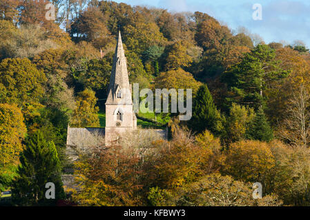 Monkton wyld, Dorset, Großbritannien. 27. Oktober 2017. Der britische Wetter. Ein herbstlicher Blick auf die Kirche von Bäumen im Herbst Farben im Dorf Monkton wyld umgeben, in der Nähe von Lyme Regis in Dorset an einem warmen, sonnigen Morgen. Foto: Graham Jagd-/alamy leben Nachrichten Stockfoto