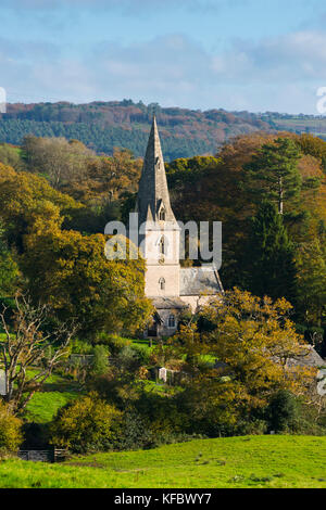 Monkton wyld, Dorset, Großbritannien. 27. Oktober 2017. Der britische Wetter. Ein herbstlicher Blick auf die Kirche von Bäumen im Herbst Farben im Dorf Monkton wyld umgeben, in der Nähe von Lyme Regis in Dorset an einem warmen, sonnigen Morgen. Foto: Graham Jagd-/alamy leben Nachrichten Stockfoto