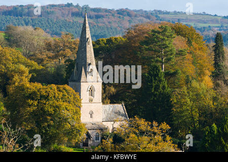 Monkton wyld, Dorset, Großbritannien. 27. Oktober 2017. Der britische Wetter. Ein herbstlicher Blick auf die Kirche von Bäumen im Herbst Farben im Dorf Monkton wyld umgeben, in der Nähe von Lyme Regis in Dorset an einem warmen, sonnigen Morgen. Foto: Graham Jagd-/alamy leben Nachrichten Stockfoto