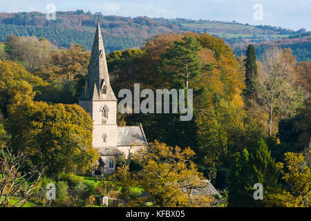 Monkton wyld, Dorset, Großbritannien. 27. Oktober 2017. Der britische Wetter. Ein herbstlicher Blick auf die Kirche von Bäumen im Herbst Farben im Dorf Monkton wyld umgeben, in der Nähe von Lyme Regis in Dorset an einem warmen, sonnigen Morgen. Foto: Graham Jagd-/alamy leben Nachrichten Stockfoto