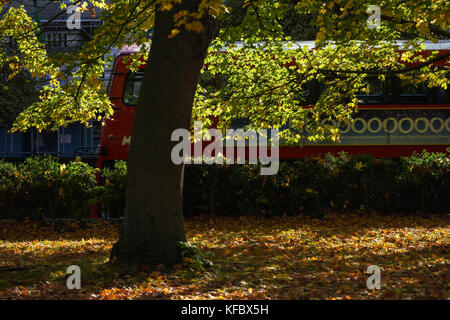 Hyde Park, London, UK. 27. Oktober 2017. Eine Ansicht eines London Bus. Aus einer Reihe von Herbst Szenen an einem sonnigen Tag im Hyde Park, London. foto Datum: Freitag, 27. Oktober 2017. Foto: Roger Garfield/alamy leben Nachrichten Stockfoto