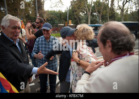 Barcelona, Spanien. Oktober 2017. Die Menschen, die sich vor den Toren des katalanischen Parlaments versammelt haben, freuen sich über die positiven Ergebnisse der Abstimmung für die Unabhängigkeit. Kredit: Charlie Perez/Alamy Live News Stockfoto