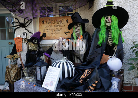 Dublin, Irland. 27. Oktober 2017 ein Haus in der Dublin 3, die für Halloween dekoriert ist, Geld für Temple Street zu heben Childrens Hospital in Dublin. Credit: laura Hutton/alamy Leben Nachrichten. Stockfoto