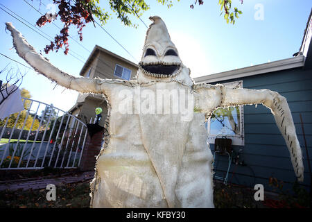 Napa, CA, USA. Oktober 2017. Oogie Boogie aus dem Film „The Nightmare Before Christmas“ im Vorgarten des Hauses von Jacquelyn und Bill Chambers in Westwood, wo sie Szenen aus dem Film nachgestellt haben. Quelle: Napa Valley Register/ZUMA Wire/Alamy Live News Stockfoto