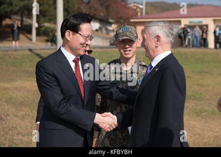 US-Verteidigungsminister Jim Mattis wird von dem südkoreanischen Verteidigungsminister Song Young-moo begrüßt, der am 27. Oktober 2017 in Panmunjom, Südkorea, die entmilitarisierte Zone besucht. Stockfoto