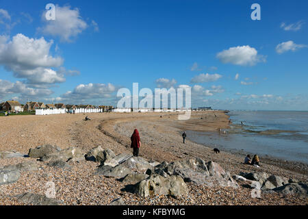 Goring Beach, West Sussex, UK. 27. Oktober 2017. Strahlender Sonnenschein und blauer Himmel bei Goring Beach, West Sussex, UK. Credit: Julia Gavin/Alamy leben Nachrichten Stockfoto