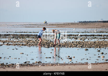 Goring Beach, West Sussex, UK. 27. Oktober 2017. Zwei Jungen spielen am Ufer im hellen Sonnenschein in Goring Beach, West Sussex, UK. Credit: Julia Gavin/Alamy leben Nachrichten Stockfoto