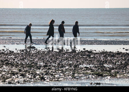 Goring Beach, West Sussex, UK. 27. Oktober 2017. Ein Spaziergang entlang der Küste bei strahlendem Sonnenschein in Goring Beach, West Sussex, UK. Credit: Julia Gavin/Alamy leben Nachrichten Stockfoto