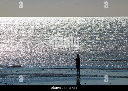 Goring Beach, West Sussex, UK. 27. Oktober 2017. Heller Sonnenschein Sekt auf dem ruhigen Meer in Goring Beach, West Sussex, UK. Credit: Julia Gavin/Alamy leben Nachrichten Stockfoto