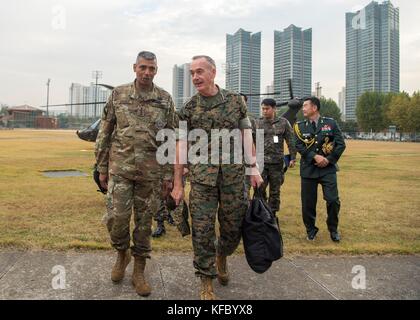 Us-generalstabschefs gen.joseph Dunford, Links, Spaziergänge mit Kommandeur der US- und UN-Truppen Korea, gen. Vincent k. Brooks, links, bei der Ankunft an der südkoreanischen Generalstabschefs Sitz 26. Oktober 2017 in Seoul, Südkorea. Stockfoto