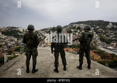 Soldaten patrouillieren während einer Operation gegen Drogendealer in mineira Armenviertel in Rio de Janeiro, Brasilien. 27 Okt, 2017. Foto: Luciano belford Credit: Luciano belford/zuma Draht/alamy leben Nachrichten Stockfoto