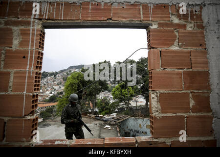 Soldaten patrouillieren während einer Operation gegen Drogendealer in mineira Armenviertel in Rio de Janeiro, Brasilien. 27 Okt, 2017. Foto: Luciano belford Credit: Luciano belford/zuma Draht/alamy leben Nachrichten Stockfoto