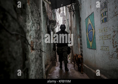 Soldaten patrouillieren während einer Operation gegen Drogendealer in mineira Armenviertel in Rio de Janeiro, Brasilien. 27 Okt, 2017. Foto: Luciano belford Credit: Luciano belford/zuma Draht/alamy leben Nachrichten Stockfoto