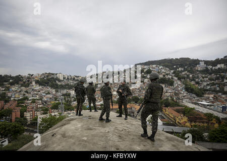 Soldaten patrouillieren während einer Operation gegen Drogendealer in mineira Armenviertel in Rio de Janeiro, Brasilien. 27 Okt, 2017. Foto: Luciano belford Credit: Luciano belford/zuma Draht/alamy leben Nachrichten Stockfoto