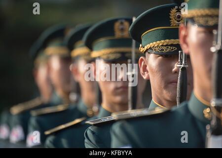 Südkoreanische Ehrenwache während der Begrüßungszeremonie für den Vorsitzenden der Joint Chiefs General Joseph Dunford im Hauptquartier der South Korean Joint Chiefs am 26. Oktober 2017 in Seoul, Südkorea. Dunford und Verteidigungsminister Jim Mattis sind zum 49. Sicherheitsberatungstreffen mit ihren südkoreanischen Kollegen in Südkorea. Stockfoto