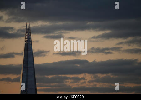 London, Großbritannien. 27. Oktober 2017. Der britische Wetter: London sunset Credit: Sebastian remme/alamy leben Nachrichten Stockfoto