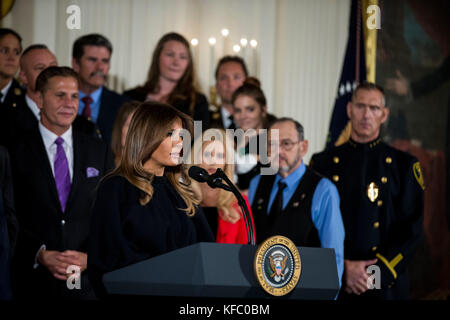 Washington, USA. Oktober 2017. First Lady Melania Trump spricht am Donnerstag, den 26. Oktober 2017 in Washington, DC über die Bekämpfung der Drogennachfrage und der Opioidkrise im East Room des Weißen Hauses. Credit: Alex Edelman/CNP – KEIN DRAHTLOSER SERVICE – Credit: Alex Edelman/Consolidated/dpa/Alamy Live News Stockfoto