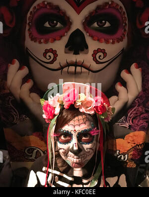 Tokio, Japan. Oktober 2017. BARBARA SALIDAS aus Chile trägt ein „Catrina“-Kostüm und schminkt sich während einer „Dia de los muertos“ (Tag der Toten) in der Astro Hall in Harajuku Tokio Japan. Foto: Ramiro Agustin Vargas Tabares Stockfoto