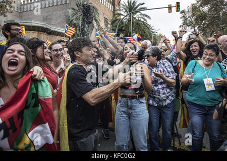 Barcelona, Barcelona, Spanien. 27 Okt, 2017. pro Unabhängigkeit Anhänger gesehen feiern. Zehntausende von Menschen haben heute in der Unterstützung für die Erklärung der Unabhängigkeit der katalanischen Republik rund um das Parlament zusammen. Nach der Anweisung, die Leute haben gefeiert wird es für die Straßen, zwischen Tränen des Glücks. Credit: Victor serri/Sopa/zuma Draht/alamy leben Nachrichten Stockfoto