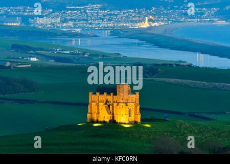 Abbotsbury, Dorset, Großbritannien. 27. Oktober 2017. UK Wetter. St Catherine's Kapelle in Abbotsbury in Dorset ist in der Dämmerung für die jährliche Verzauberte Illuminationen Fall an Abbotsbury subtropischen Gärten auf einen Abend mit klarem Himmel und leichtem Wind mit einem Blick entlang der Flotte auf der Isle of Portland beleuchtet. Der letzte Tag der Beleuchtungen an den Gärten ist am Sonntag, den 29. Oktober. Photo Credit: Graham Jagd-/Alamy leben Nachrichten Stockfoto