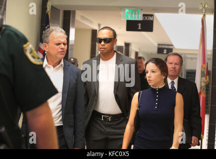 Palm Beach Gardens, FL, USA. Oktober 2017. Golfspieler Tiger Woods, Center, verlässt das North County Courthouse in Palm Beach Gardens, Florida, Freitag, 27. Oktober 2017, nachdem er sich schuldig wegen rücksichtsloser Fahrerlaubnis bekannt gemacht hat. (Carline Jean/South Florida Sun-Sentinel) Credit: Sun-Sentinel/ZUMA Wire/Alamy Live News Stockfoto