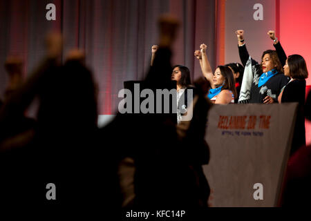 Detroit, Michigan, USA. Okt. 2017. Mitglieder der Navajo Nation sprechen bei der Eröffnungssitzung der Frauenkonvention im Cobo Center, Detroit Michigan, Freitag, 27. Oktober 2017 Credit: Theresa Scarbrough/Alamy Live News Stockfoto