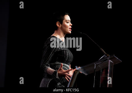 Detroit, Michigan, USA. Okt. 2017. Schauspielerin Rose Mcgowan spricht bei der Eröffnungssitzung Der Frauenkonvention im Cobo Center, Detroit, Michigan, Freitag, Otcober 27, 2017 Credit: Theresa Scarbrough/Alamy Live News Stockfoto