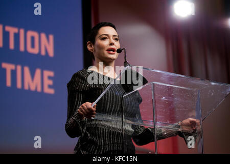 Detroit, Michigan, USA. Okt. 2017. Schauspielerin Rose Mcgowan spricht bei der Eröffnungssitzung Der Frauenkonvention im Cobo Center, Detroit, Michigan, Freitag, Otcober 27, 2017 Credit: Theresa Scarbrough/Alamy Live News Stockfoto