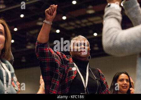 Detroit, Michigan, USA. Okt. 2017. Christine Williams (Zentrum) erhebt beim Besuch der Frauenkonvention im Cobo Center in Detroit, Michigan, Freitag, 27. Oktober 2017, die Faust. Credit: Theresa Scarbrough/Alamy Live News Stockfoto