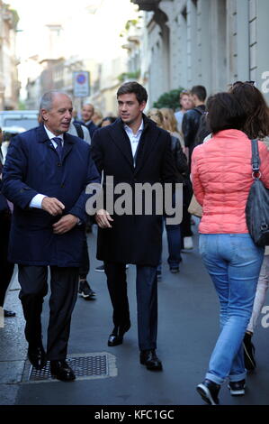 Mailand, Italien. 27. Oktober, 2017. luigi Berlusconi nach dem Mittagessen für 50 Euro zu einem Straßenhändler luigi Berlusconi, nach dem Mittagessen im berühmten "bacaro - sambuco' Restaurant in der Via Montenapoleone, stoppt das Gespräch der beiden Freunde, mit denen er zusammen gegessen, dann nach Grüße er im Auto, um ihn im Büro zu erhalten, die von seinem Leibwächter, wenn er von einem afrikanischen Händler, der seine Waren bietet im Austausch für ein Angebot, ohne zu wissen, wer der Figur, die er zu beziehen war. Credit: unabhängige Fotoagentur srl/alamy Leben Nachrichten gestoppt wird Stockfoto