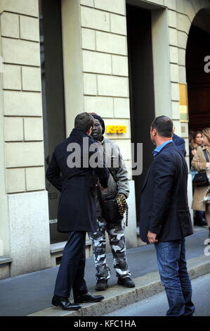 Mailand, Italien. 27. Oktober, 2017. luigi Berlusconi nach dem Mittagessen für 50 Euro zu einem Straßenhändler luigi Berlusconi, nach dem Mittagessen im berühmten "bacaro - sambuco' Restaurant in der Via Montenapoleone, stoppt das Gespräch der beiden Freunde, mit denen er zusammen gegessen, dann nach Grüße er im Auto, um ihn im Büro zu erhalten, die von seinem Leibwächter, wenn er von einem afrikanischen Händler, der seine Waren bietet im Austausch für ein Angebot, ohne zu wissen, wer der Figur, die er zu beziehen war. Credit: unabhängige Fotoagentur srl/alamy Leben Nachrichten gestoppt wird Stockfoto