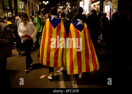 Barcelona, Spanien. 27 Okt, 2017. 27. Oktober 2017. Ein paar mit estelada oder pro-unabhängigkeit Flaggen gehüllt gesehen ist Walking im gotischen Viertel von Barcelona in Katalonien Parlament stimmte die Unabhängigkeit von Spanien zu erklären und eine Republik verkünden, wie Madrid balanciert wird, direkte Herrschaft über die Region zu verhängen, es in seinen Schienen zu stoppen. Credit: Jordi boixareu/alamy leben Nachrichten Stockfoto