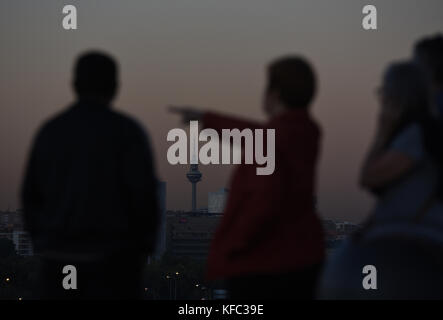 Madrid, Spanien. 26 Okt, 2017 Menschen durch den Smog in Madrid Skyline von Manzanares Park schauen. Credit: Jorge Sanz/Pacific Press/alamy leben Nachrichten Stockfoto