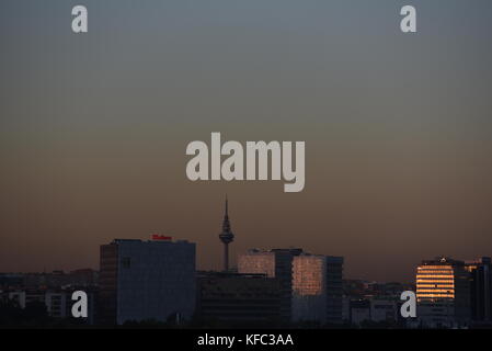 Madrid, Spanien. 26 Okt, 2017. Eine allgemeine Ansicht durch Smog von Madrid Skyline von Manzanares Park. Credit: Jorge Sanz/Pacific Press/alamy leben Nachrichten Stockfoto