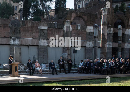 Rom, Italien. 26 Okt, 2017 Bürgermeister von Rom Virginia raggi begrüßt Margrethe II., Königin von Dänemark, als Sie zahlt sich ein Besuch in der römischen Forum. Credit: Andrea ronchini/Pacific Press/alamy leben Nachrichten Stockfoto