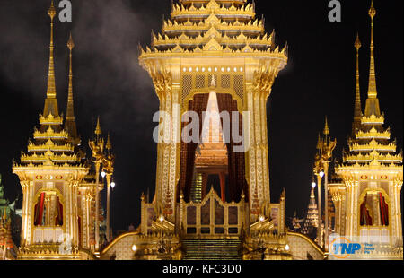 Bangkok, Thailand. 26 Okt, 2017. Atmosphäre am Abend nach Royal Krematorium nach in der Nähe von Sanam Luang. Credit: panupong changchai/Pacific Press/alamy leben Nachrichten Stockfoto