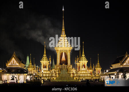 Bangkok, Thailand. 26 Okt, 2017. Atmosphäre am Abend nach Royal Krematorium nach in der Nähe von Sanam Luang. Credit: panupong changchai/Pacific Press/alamy leben Nachrichten Stockfoto