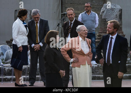 Rom, Italien. 26 Okt, 2017 Bürgermeister von Rom Virginia raggi begrüßt Margrethe II., Königin von Dänemark, als Sie zahlt sich ein Besuch in der römischen Forum. Credit: Andrea ronchini/Pacific Press/alamy leben Nachrichten Stockfoto