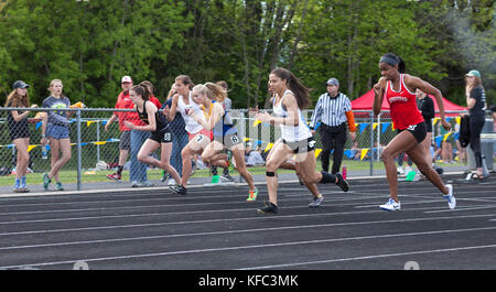 High School Athleten konkurrieren in einer Schiene und Feld in Milwaukee, Wisconsin, USA zu erfüllen Stockfoto