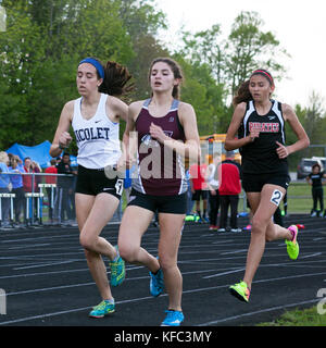 High School Athleten konkurrieren in einer Schiene und Feld in Milwaukee, Wisconsin, USA zu erfüllen Stockfoto