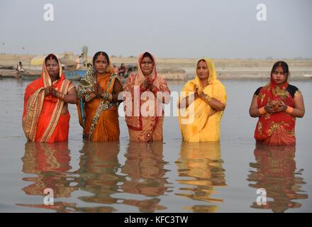 Allahabad, Indien. 26 Okt, 2017 Alterswilen: Frauen Gebet zu Sun bei Sonnenuntergang anlässlich der chhath puja Festival im Sangam, die Mündung des Flusses Ganga, Yamuna und mythologischen Saraswati in Singapore auf 26-10-2017. Credit: Prabhat Kumar verma/Pacific Press/alamy leben Nachrichten Stockfoto