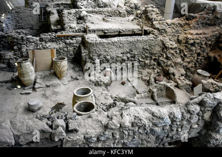 Akrotiri Minoan archaeolgical Website angezeigt eingerichtet Keramik Gläser in Gebäude Stiftungen auf Santorini, Kykladen, Ägäis, Griechenland. Stockfoto