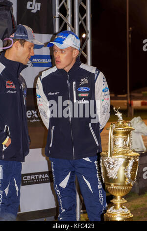 Deeside, Großbritannien. 26 Okt, 2017. #1 Sébastien Ogier (FRA) und #2 Ott tanak (Est) abgebildet mit der Rally gb Trophy auf dem Display vor der Rally gb Runde der FIA World Rally Championship 2017. Credit: Hugh Peterswald/Pacific Press/alamy leben Nachrichten Stockfoto