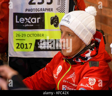 Deeside, Großbritannien. 26 Okt, 2017. #9 Kris meeke (GBR) von Citroën World Rally Team grüßt Fans vor der Rally gb Runde der FIA World Rally Championship 2017. Credit: Hugh Peterswald/Pacific Press/alamy leben Nachrichten Stockfoto