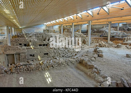 Akrotiri bedeckt der Aushöhlung der Minoischen archaeolgical Website Übersicht Gebäude Stiftungen auf Santorini, Kykladen, Ägäis, Griechenland. Stockfoto