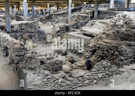 Akrotiri Minoan archaeolgical Website angezeigt eingerichtet Keramik Gläser in Gebäude Stiftungen auf Santorini, Kykladen, Ägäis, Griechenland. Stockfoto