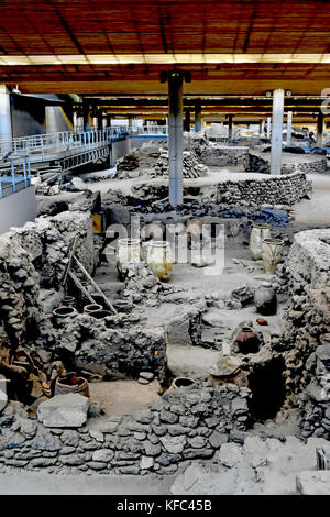 Akrotiri Minoan archaeolgical Website angezeigt eingerichtet Keramik Gläser in Gebäude Stiftungen auf Santorini, Kykladen, Ägäis, Griechenland. Stockfoto