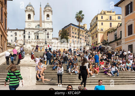 Touristen sitzen auf die Spanische Treppe, Rom, Italien Stockfoto